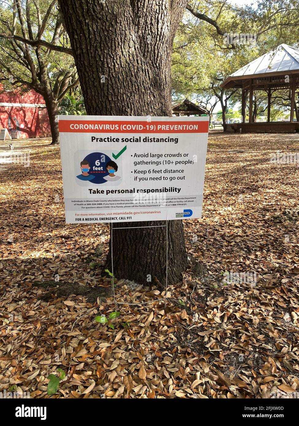 Parc tropical dans South Miami Path montrant un panneau quand ils rouvrent avec les directives COVID-19 de la CDC pour la distanciation sociale. Parcs du comté de dade de Miami. Banque D'Images