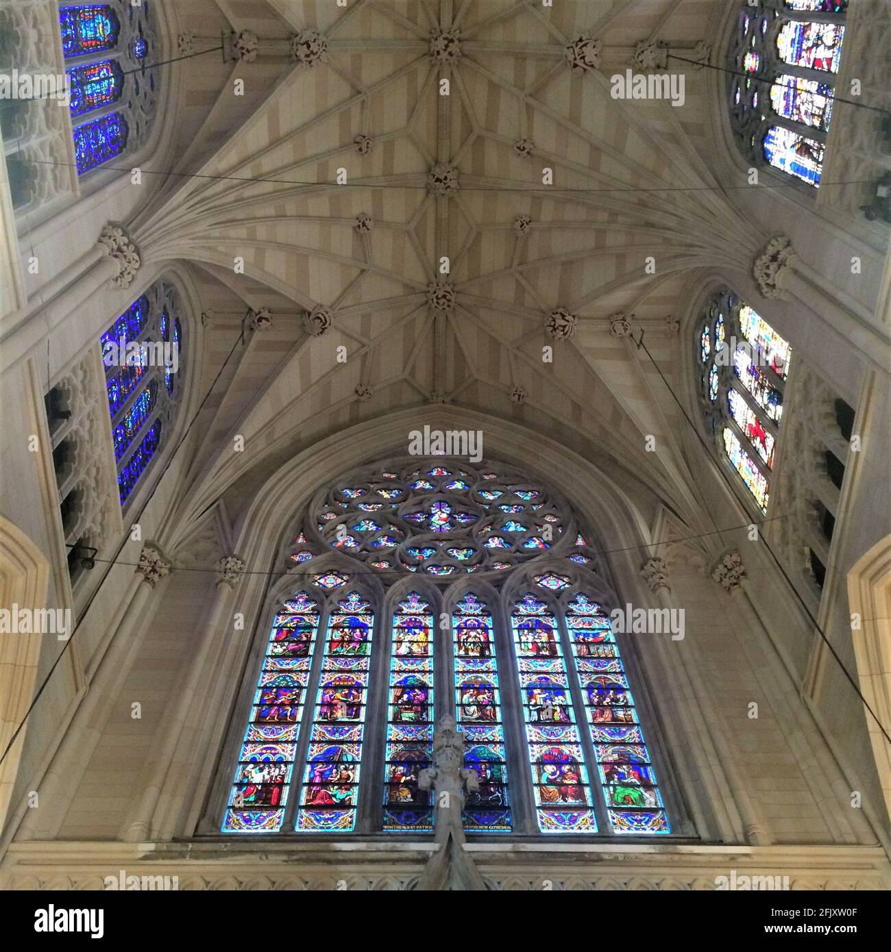 À l'intérieur de l'église de la cathédrale Saint-Patrick. De magnifiques vitraux très détaillés décorent l'intérieur et l'extérieur du bâtiment. New York Banque D'Images