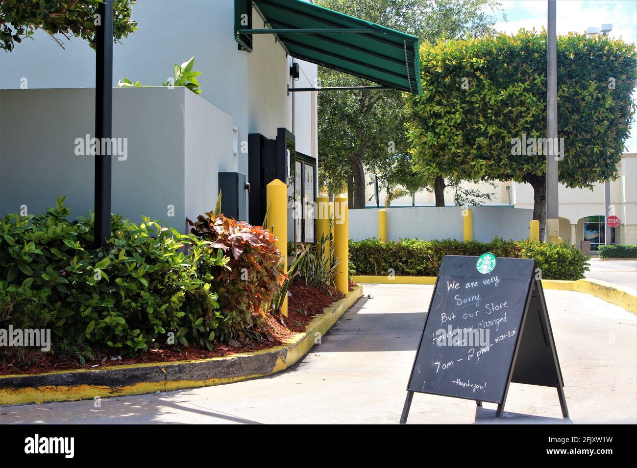 Un drive Starbucks ferme tôt en raison du coronavirus COVID-19, avec de nouvelles heures d'ouverture pour empêcher les employés de tomber malades. Banque D'Images
