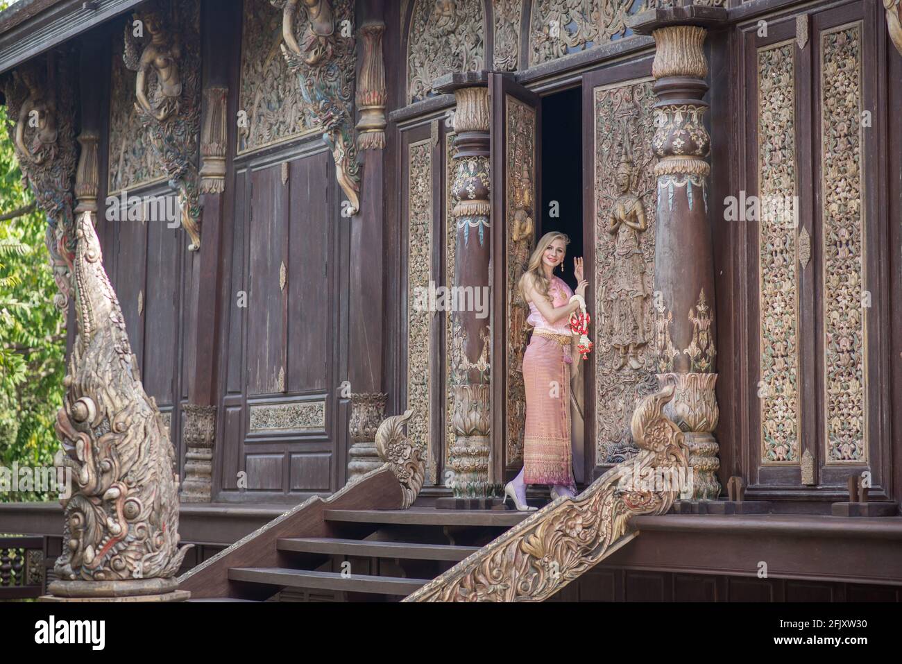 Belle fille dans la robe nationale thaïlandaise lumineuse avec maquillage oriental, Voyage en Thaïlande Banque D'Images