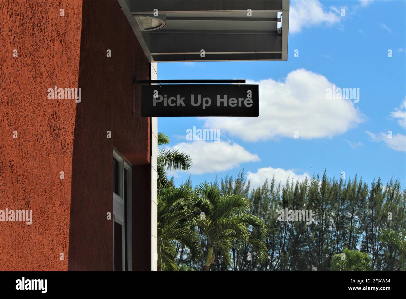 Prenez ici une affiche dans une voie de restauration rapide du drive-in. Banque D'Images