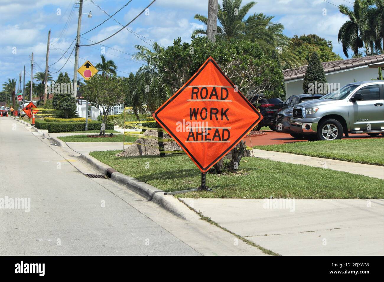 Road Work Ahead signe dans une rue dans leur ville de Hialeah. Le chantier s'approche dans un quartier résidentiel. Banque D'Images