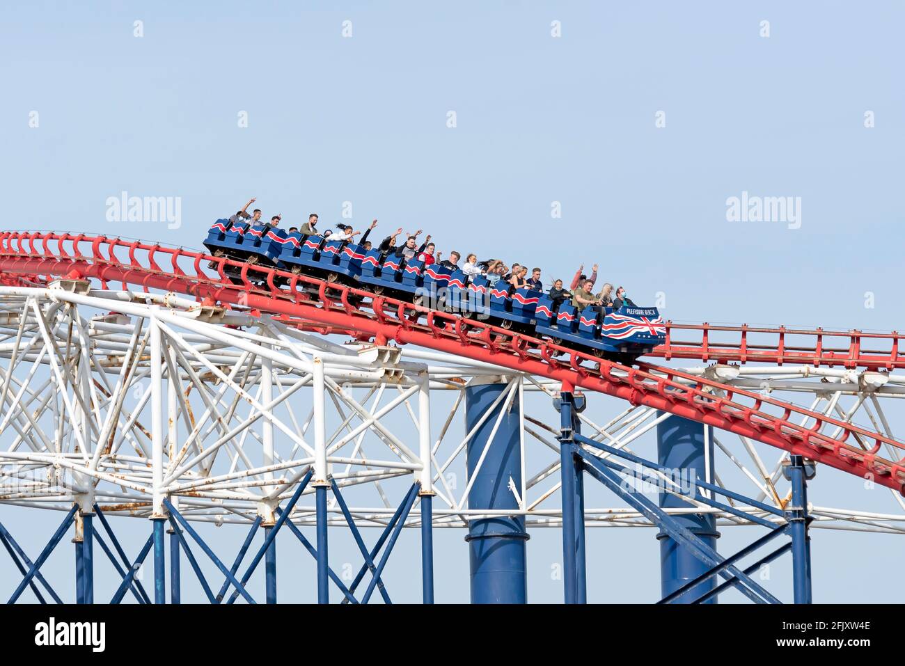 Les amateurs de sensations fortes se sont évertés à l'aventure en rollercoaster Pepsi Max Big One pente descendante Banque D'Images