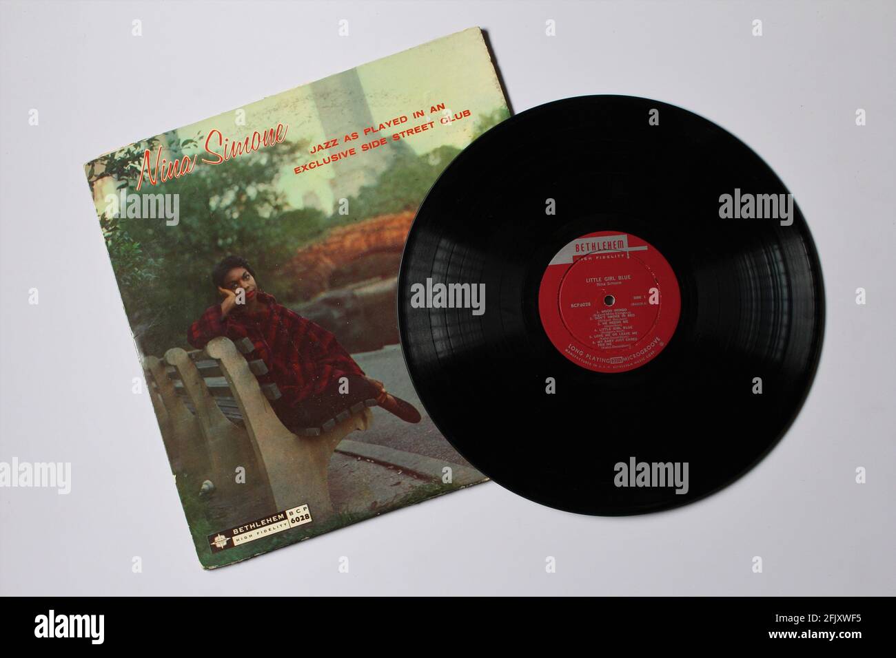 Jazz Gospel artiste Nina Simone album de musique sur vinyle Disque LP intitulé Little Girl Blue et aussi Jazz AS Joué dans un club exclusif de rue latérale Banque D'Images