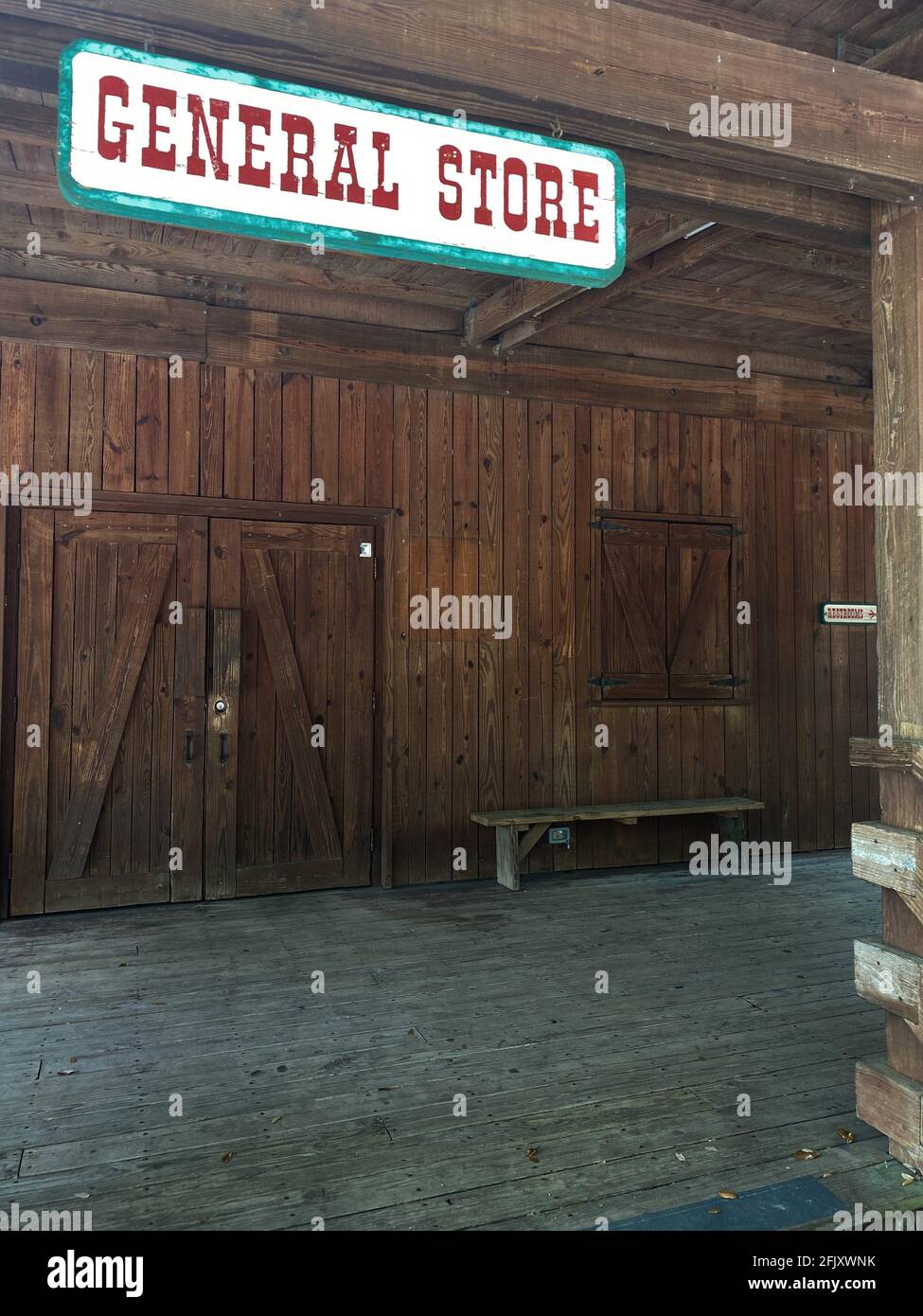 Un ancien magasin général fermé dans une petite ville de St. Augustine, en Floride, n'est plus ouvert au public. Banque D'Images