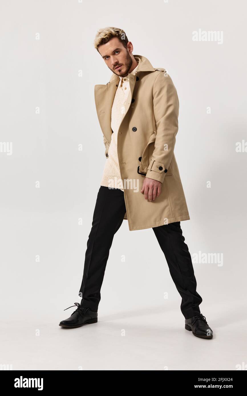 guy beige manteau foncé pantalon chemise vêtements tendance Photo Stock -  Alamy