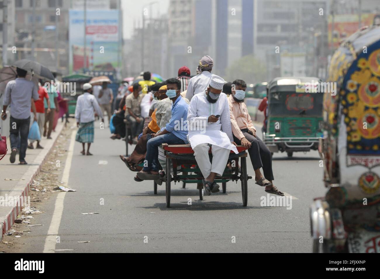 Les gens se transportent sur des minibus-pousse car les transports en commun restent suspendus pendant des semaines pour freiner la propagation de Covid-19, à Dhaka, au Bangladesh, le 26 avril 2021. Photo de Suvra Kanti Das/ABACAPRESS.COM Banque D'Images