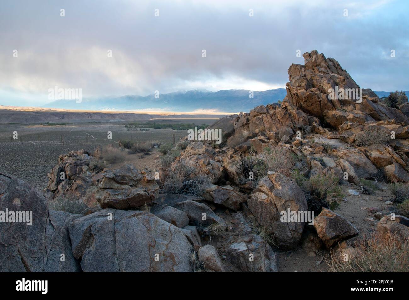 Les Tungsten Hills sont situés à l'extérieur de Bishop, dans le comté d'Inyo, en Californie, et offrent une vue magnifique sur les montagnes environnantes. Banque D'Images