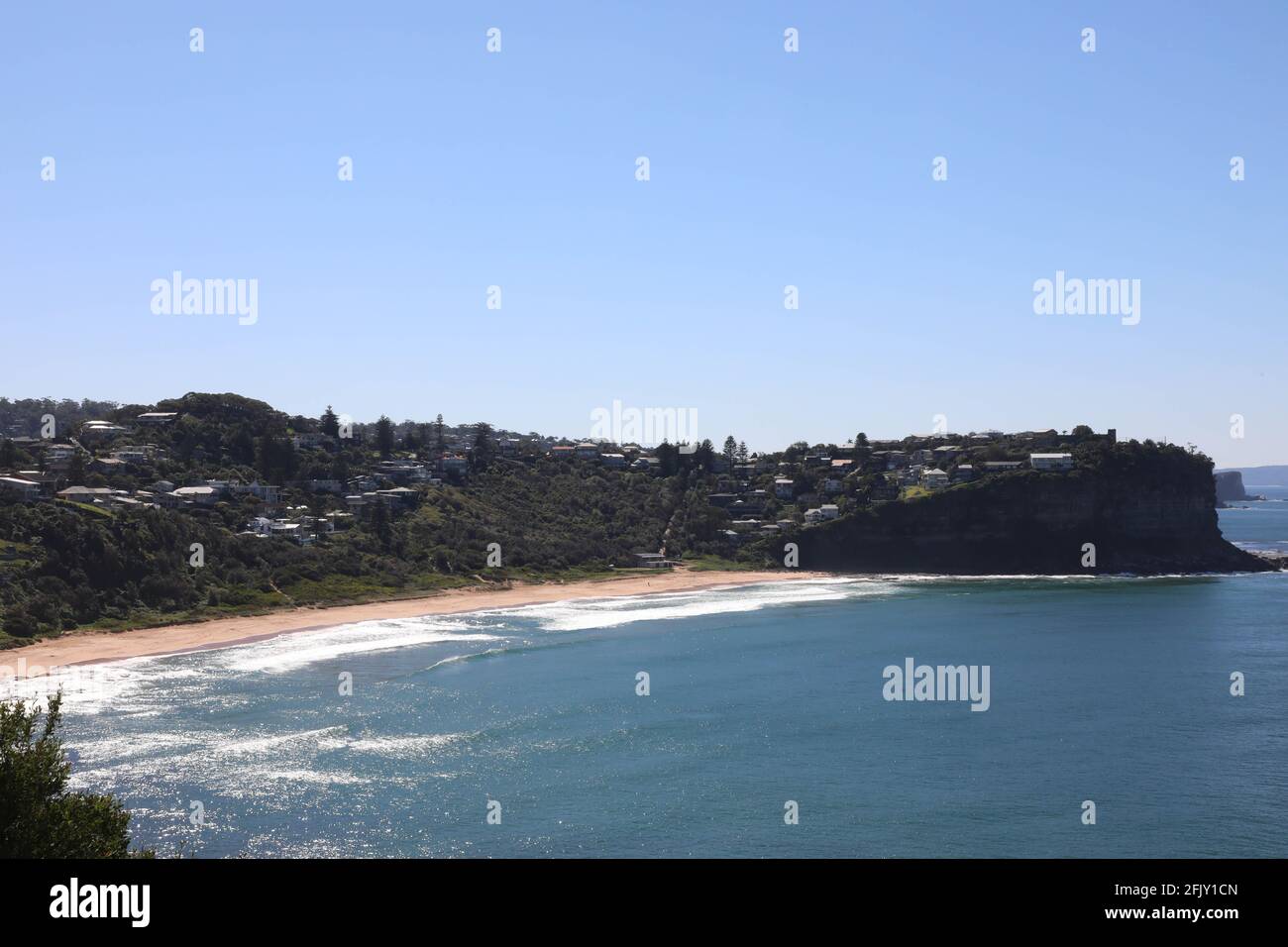 Vue sur Bungan Beach et Bungan Headland, Sydney, Nouvelle-Galles du Sud, Australie. Banque D'Images