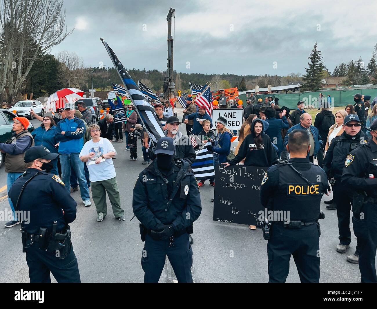 Une manifestation Blue Lives Matter à Flagstaff, en Arizona, après que le conseil municipal se soit réuni pour discuter du financement de la police. 26 avril 2021 Banque D'Images