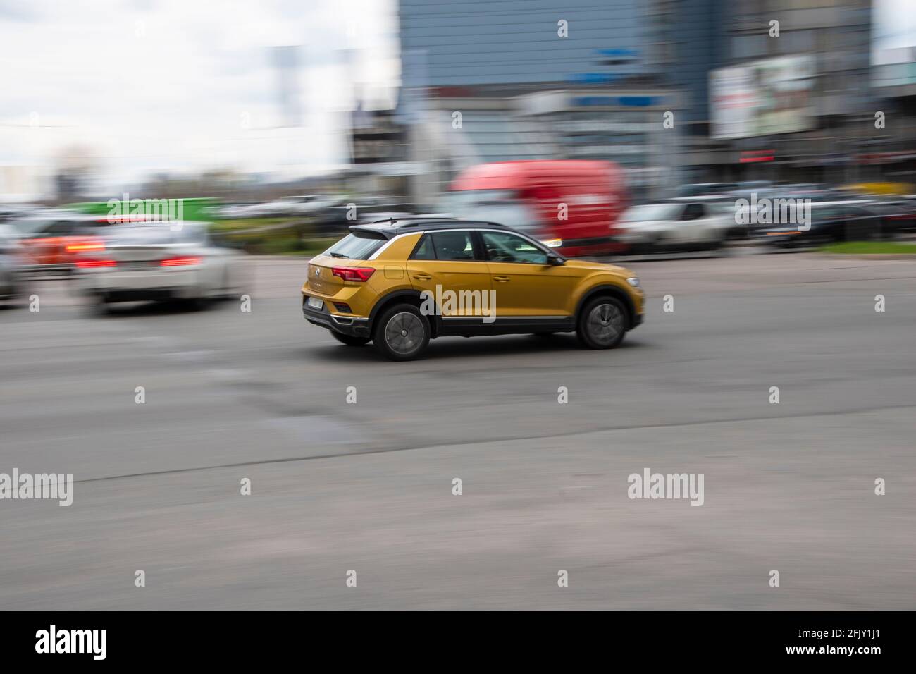 Ukraine, Kiev - 20 avril 2021: Voiture jaune Volkswagen T-Roc se déplaçant dans la rue. Éditorial Banque D'Images