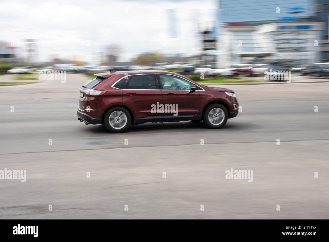 Ukraine, Kiev - 20 avril 2021 : voiture Red Ford Edge se déplaçant dans la rue. Éditorial Banque D'Images