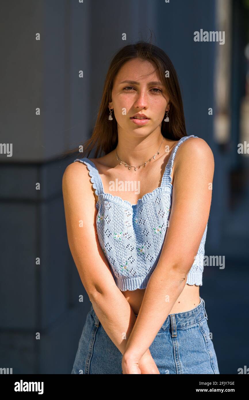 Portrait d'une jeune femme debout avec le mur urbain à l'intérieur Arrière-plan Banque D'Images