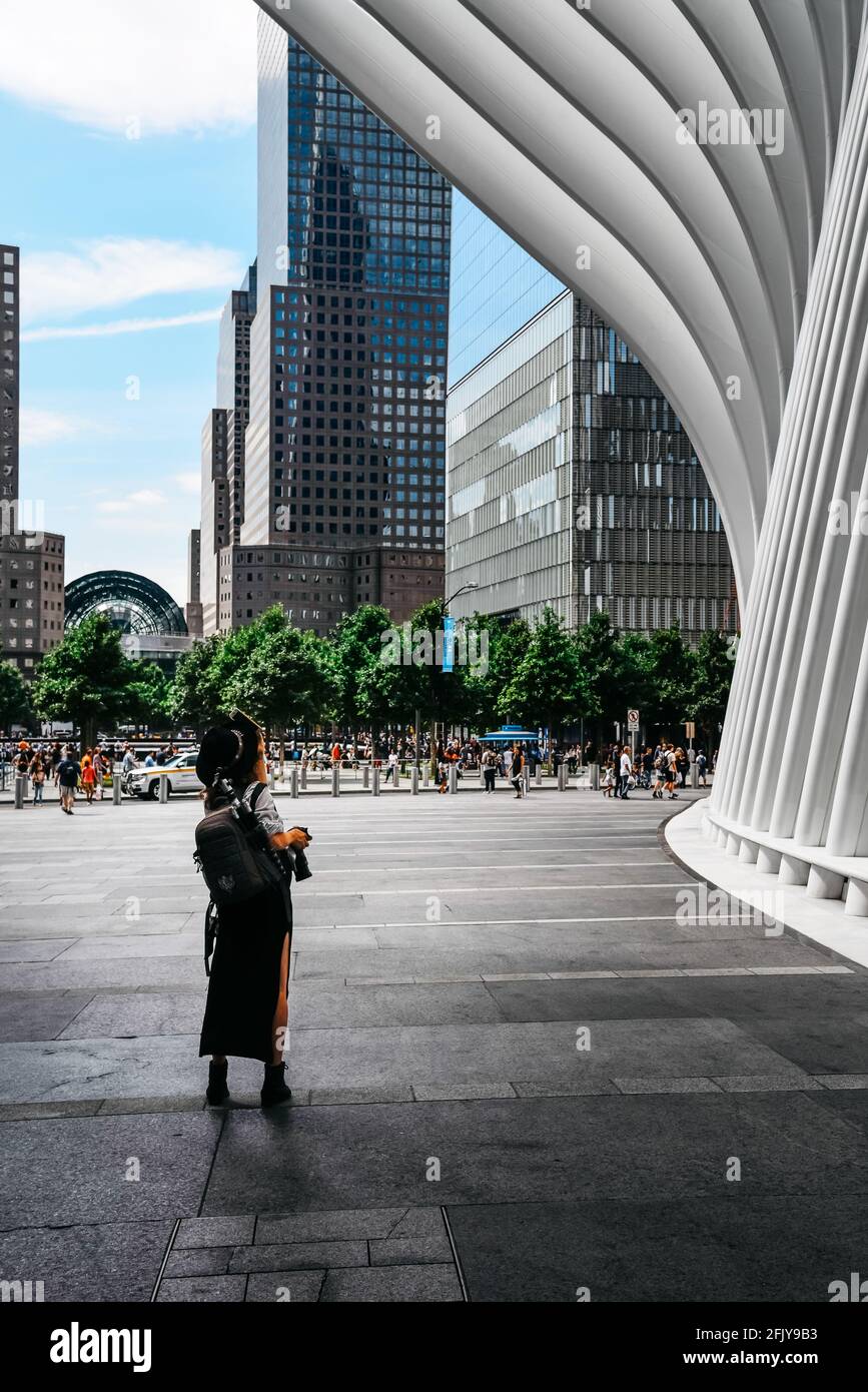 New York City, Etats-Unis - 20 juin 2018 : Tourisme prenant des photos de bâtiments futuristes dans le quartier financier. Voyage aux États-Unis Banque D'Images