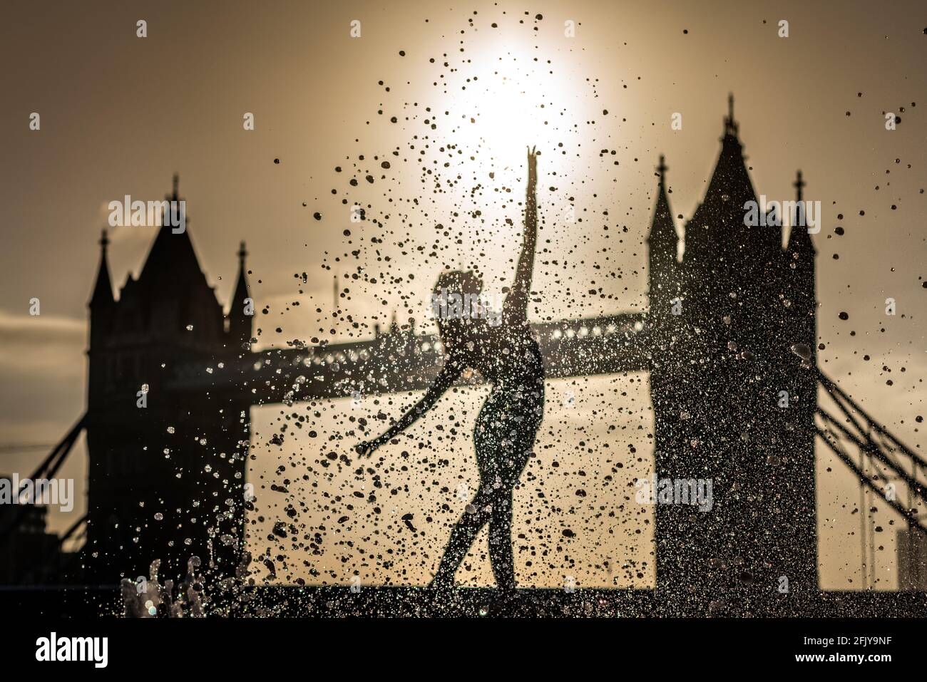 Londres, Royaume-Uni. 27 avril 2021. Journée internationale de la danse : Rebecca Olarescu, étudiante en Master Screance à la London Contemporary Dance School (LCDS), se produit lors d'un lever de soleil spectaculaire aux fontaines près de Tower Bridge, en prévision de la Journée internationale de la danse, le 29 avril. Célébrée pour la première fois en 1982, la Journée internationale de la danse a lieu chaque année depuis l'anniversaire de la naissance de Jean-Georges Noverre (1727-1810), créateur du ballet moderne. Credit: Guy Corbishley/Alamy Live News Banque D'Images