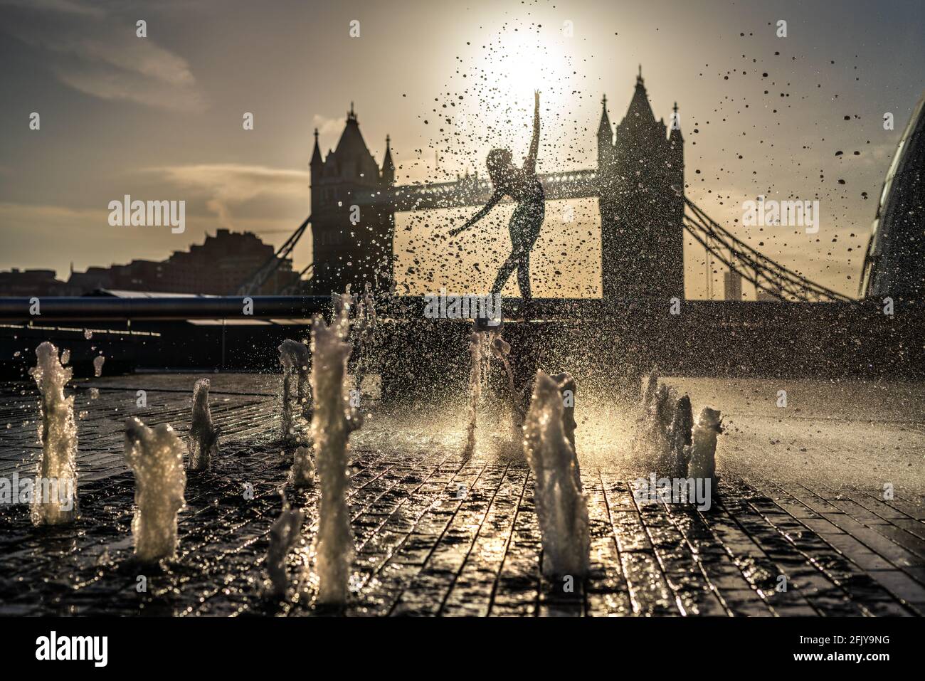 Londres, Royaume-Uni. 27 avril 2021. Journée internationale de la danse : Rebecca Olarescu, étudiante en Master Screance à la London Contemporary Dance School (LCDS), se produit lors d'un lever de soleil spectaculaire aux fontaines près de Tower Bridge, en prévision de la Journée internationale de la danse, le 29 avril. Célébrée pour la première fois en 1982, la Journée internationale de la danse a lieu chaque année depuis l'anniversaire de la naissance de Jean-Georges Noverre (1727-1810), créateur du ballet moderne. Credit: Guy Corbishley/Alamy Live News Banque D'Images