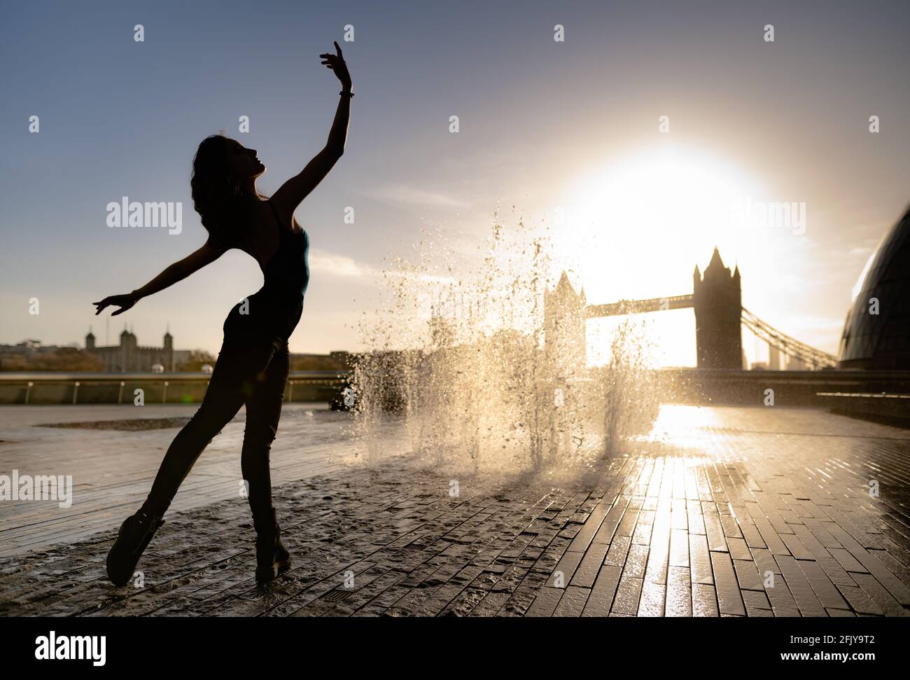 Londres, Royaume-Uni. 27 avril 2021. Journée internationale de la danse : Rebecca Olarescu, étudiante en Master Screance à la London Contemporary Dance School (LCDS), se produit lors d'un lever de soleil spectaculaire aux fontaines près de Tower Bridge, en prévision de la Journée internationale de la danse, le 29 avril. Célébrée pour la première fois en 1982, la Journée internationale de la danse a lieu chaque année depuis l'anniversaire de la naissance de Jean-Georges Noverre (1727-1810), créateur du ballet moderne. Credit: Guy Corbishley/Alamy Live News Banque D'Images