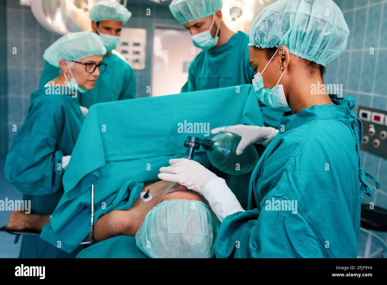 Fonctionnement de l'équipe de chirurgie dans une salle chirurgicale Banque D'Images Fonctionnement de l'équipe de chirurgie dans une salle chirurgicale Banque D'Images