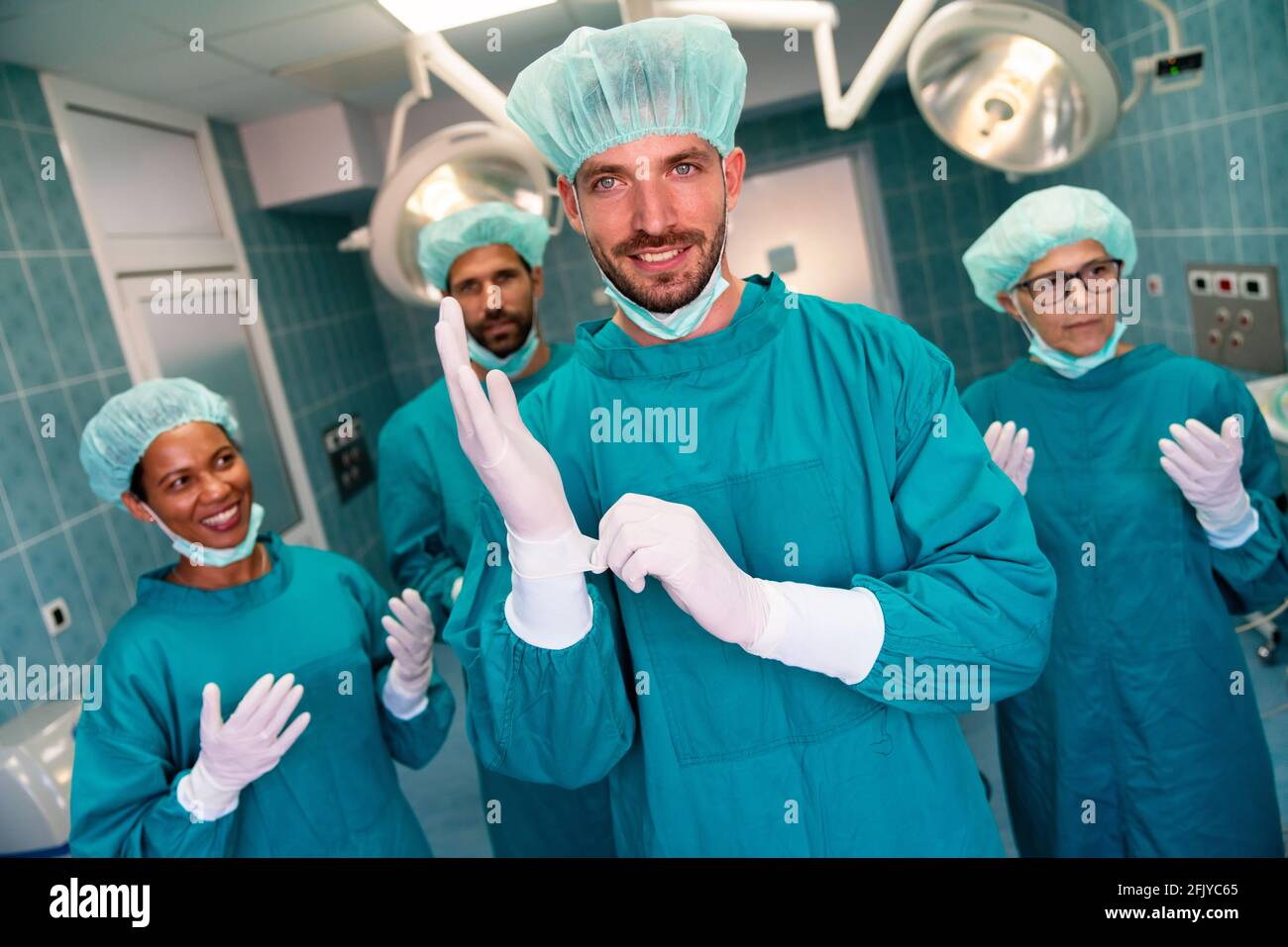 Portrait d'une équipe réussie de chirurgien debout dans la salle d'opération, prêt à travailler Banque D'Images Portrait d'une équipe réussie de chirurgien debout dans la salle d'opération, prêt à travailler Banque D'Images