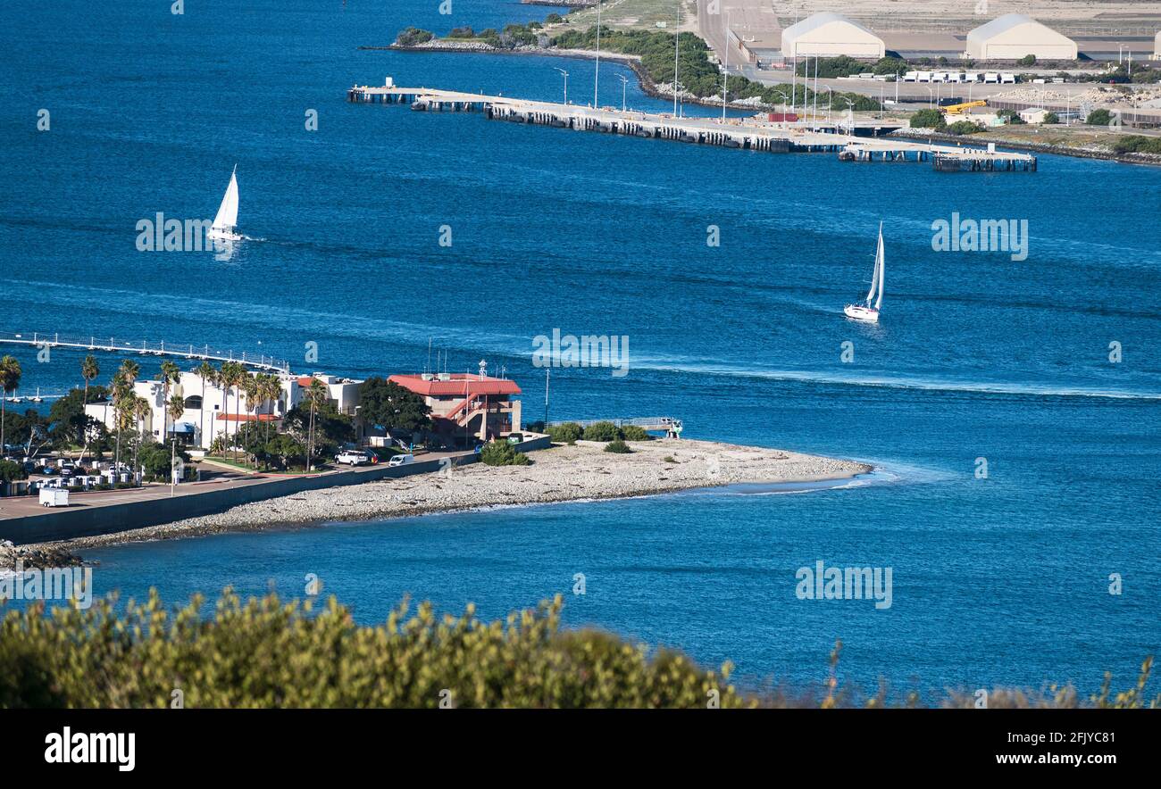 deux beaux voiliers blancs sur une mer calme où le La baie de San Diego rencontre l'océan Pacifique près du nord Base navale de l'île sur Coronado Island Banque D'Images