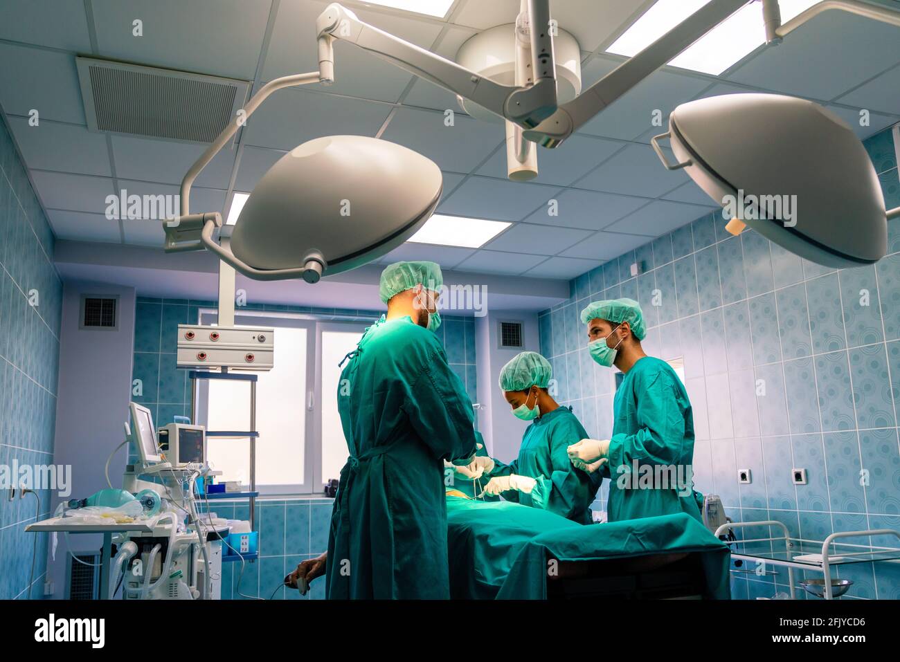 Groupe de médecins du chirurgien au travail en salle d'opération. Banque D'Images Groupe de médecins du chirurgien au travail en salle d'opération. Banque D'Images