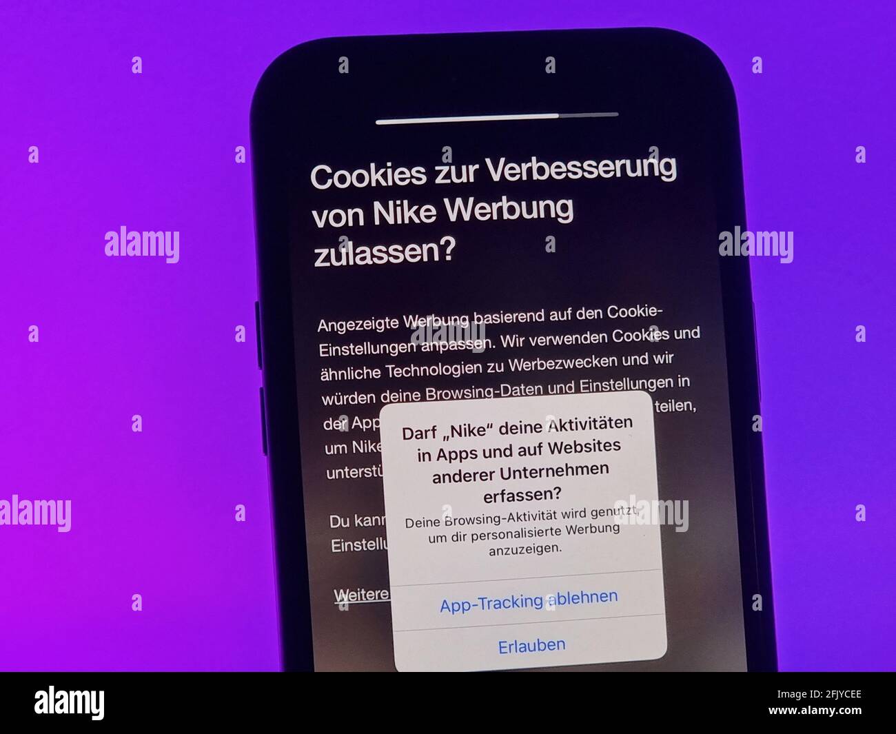 Berlin, Allemagne. 26 avril 2021. Requête de confidentialité sur un iPhone 12 Pro Max. Avec le nouveau système d'exploitation iPhone iOS 14.5, les utilisateurs peuvent autoriser ou interdire le suivi des publicités entre fournisseurs. Credit: Christoph Dernbach/dpa/Alay Live News Banque D'Images