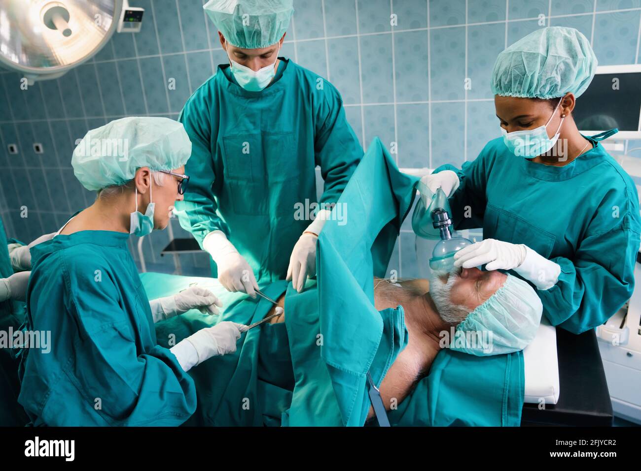 Groupe de médecins du chirurgien au travail en salle d'opération. Banque D'Images Groupe de médecins du chirurgien au travail en salle d'opération. Banque D'Images