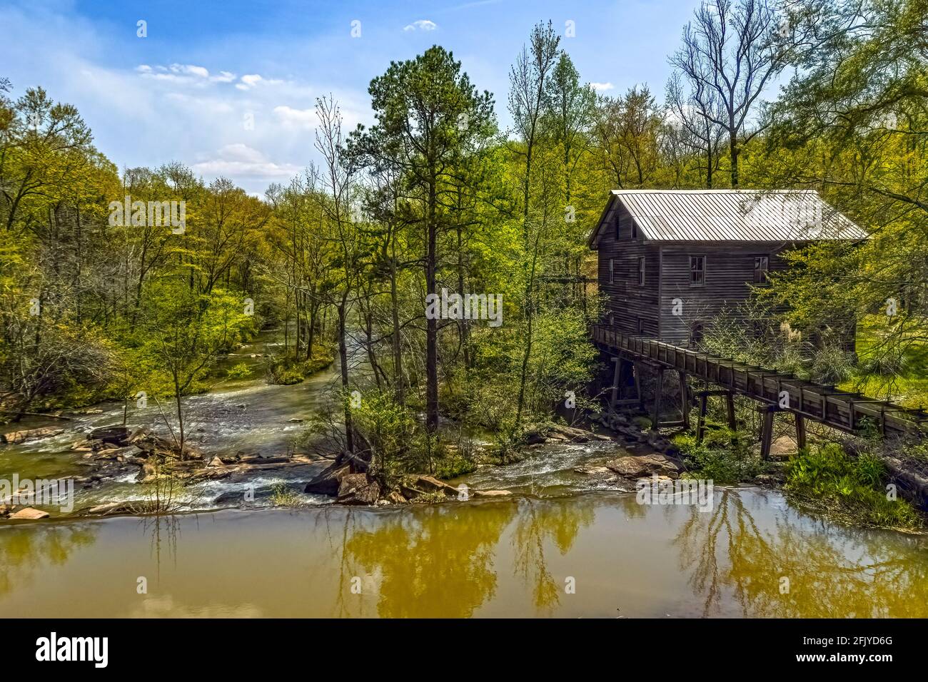 Opelika, Alabama, États-Unis - 7 avril 2021 : paysage du moulin historique de Bean situé sur Halawakee Creek, dans le comté rural de Lee au printemps. Banque D'Images