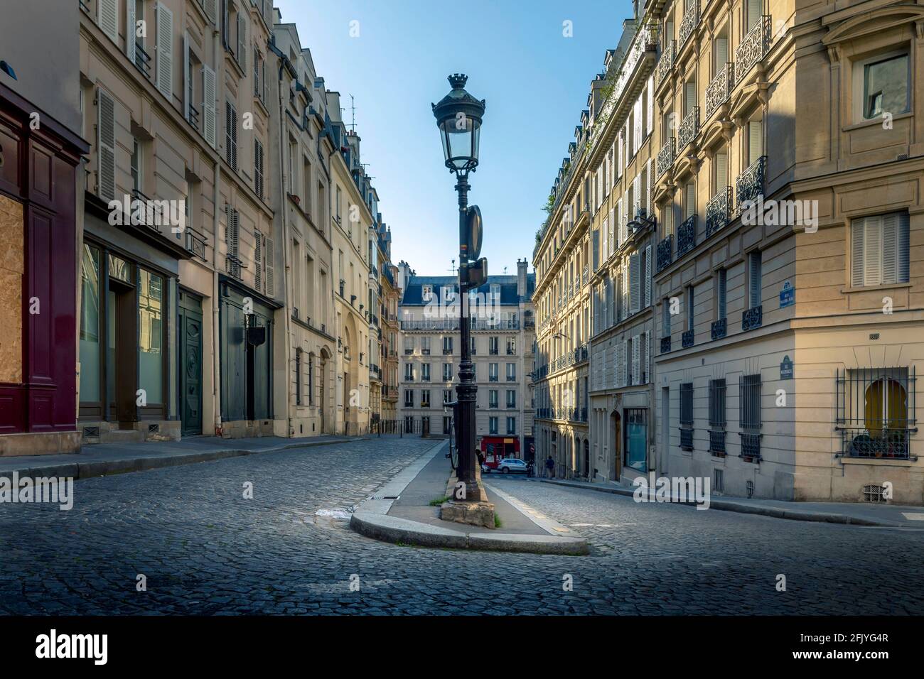 Paris, France - 26 avril 2021 : une rue pavée typique de Paris Banque D'Images