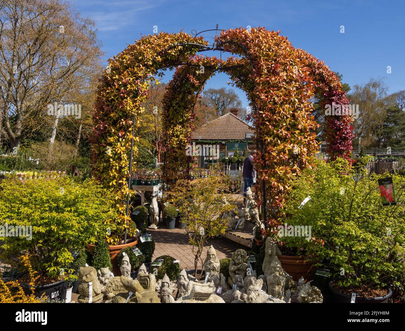 Frossts Garden Center, Woburn Sands, Bedfordshire, Royaume-Uni; plantes à vendre autour d'une arche ornementale Banque D'Images