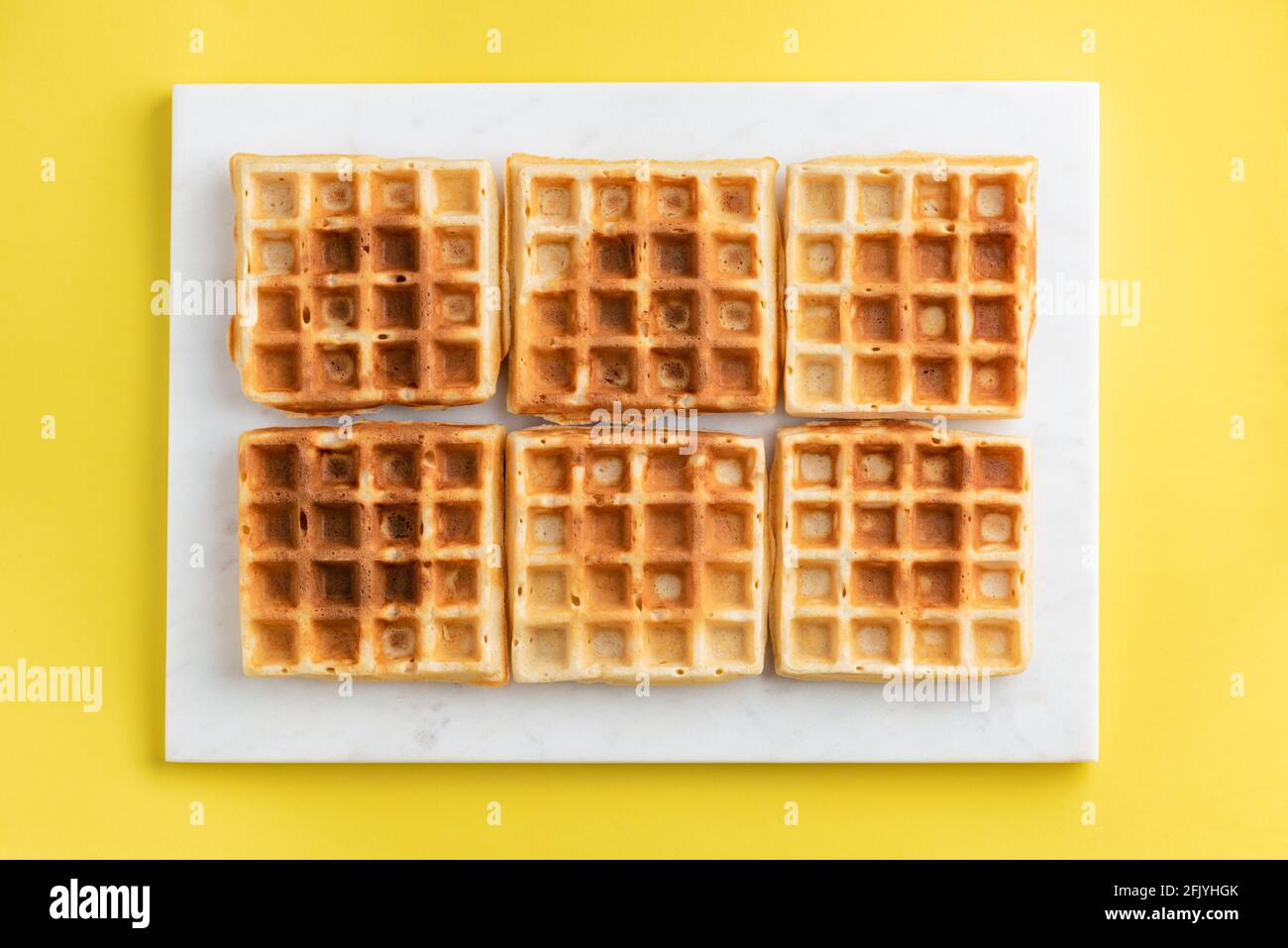 Gaufres belges sur fond jaune texture de différents belges gaufres Banque D'Images