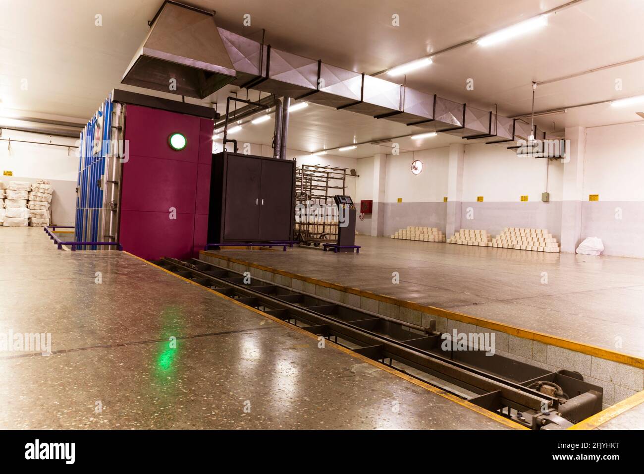 Portoirs de cônes en fils en autoclave à grande vapeur dans unité de filature textile prêt à commencer la procédure de tissage. Banque D'Images