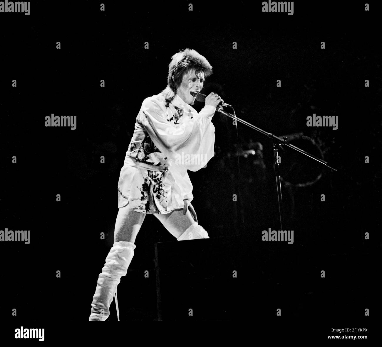 LONDRES : David Bowie se produit en direct sur scène au Earls court Arena le 12 1973 mai lors de la visite Ziggy Stardust (photo de Gijsbert Hanekroot) Banque D'Images