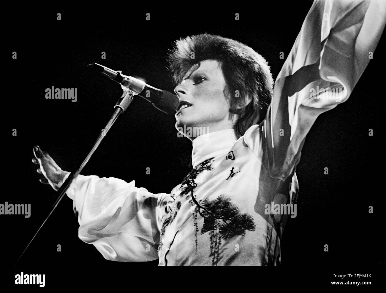 LONDRES : David Bowie se produit en direct sur scène au Earls court Arena le 12 1973 mai lors de la visite Ziggy Stardust (photo de Gijsbert Hanekroot) Banque D'Images