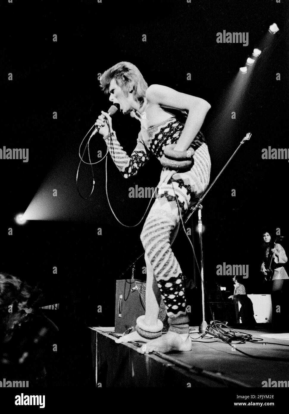 LONDRES : David Bowie se produit en direct sur scène au Earls court Arena le 12 1973 mai lors de la visite Ziggy Stardust (photo de Gijsbert Hanekroot) Banque D'Images