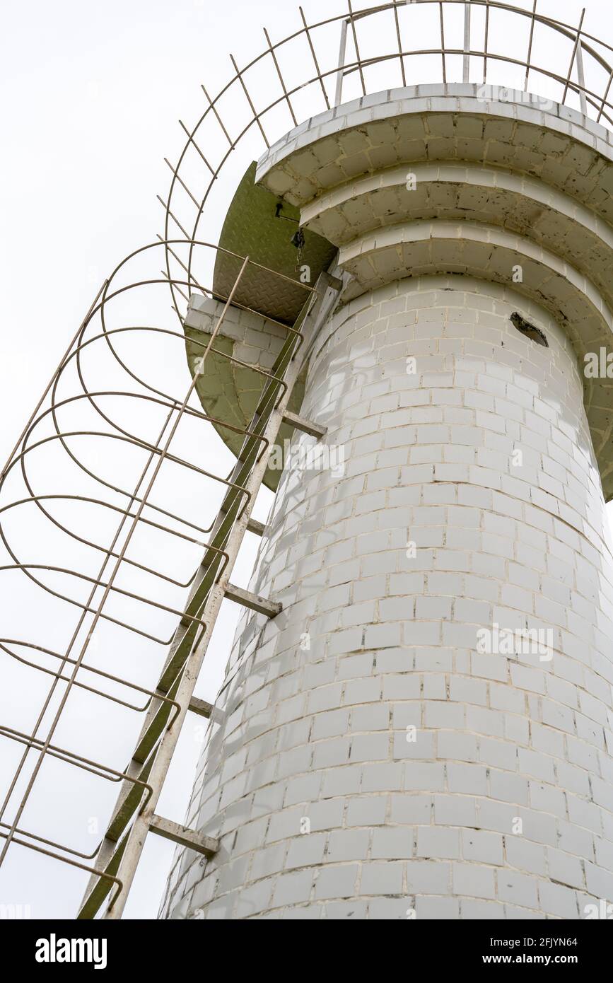 Gros plan d'une tour de surveillance hydrologique au bord de la rivière Banque D'Images