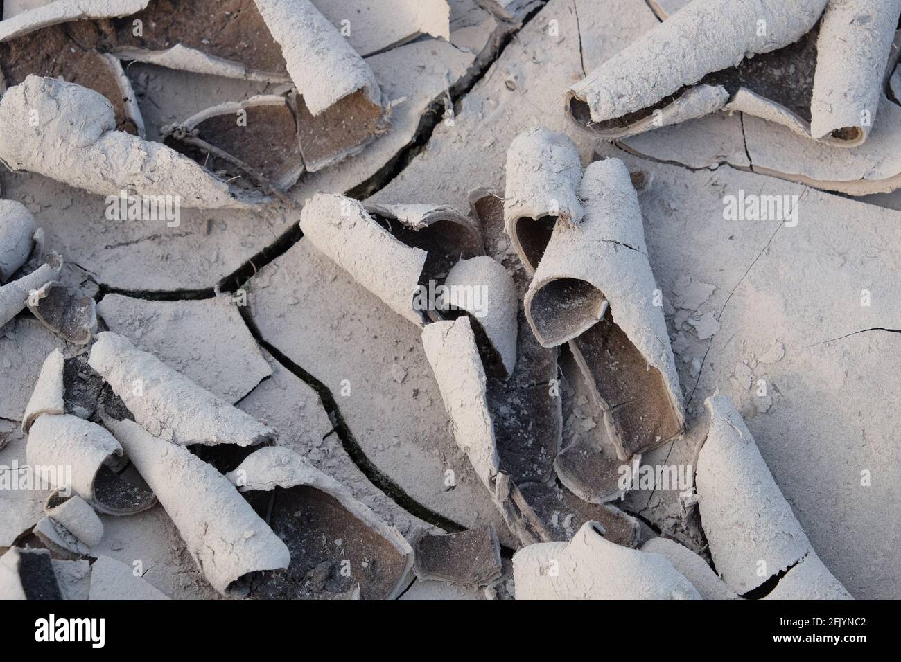 Des flocons de boue séchée comme arrière-plan. Texture sèche du sol ...