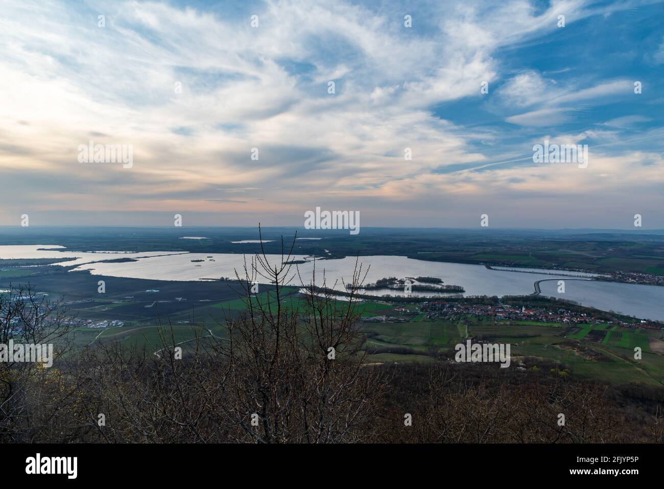 Le lac Nove Mlyny, le village de Dolni Vestonice et le paysage rural autour du sommet de la colline du Devin dans les montagnes de Palava en République tchèque à la veille du printemps Banque D'Images