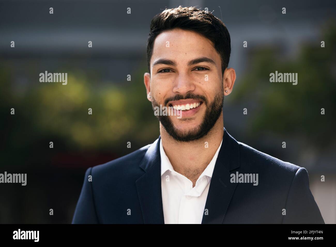 Photo de stock de haute qualité d'un jeune homme d'affaires regardant l'appareil photo Banque D'Images