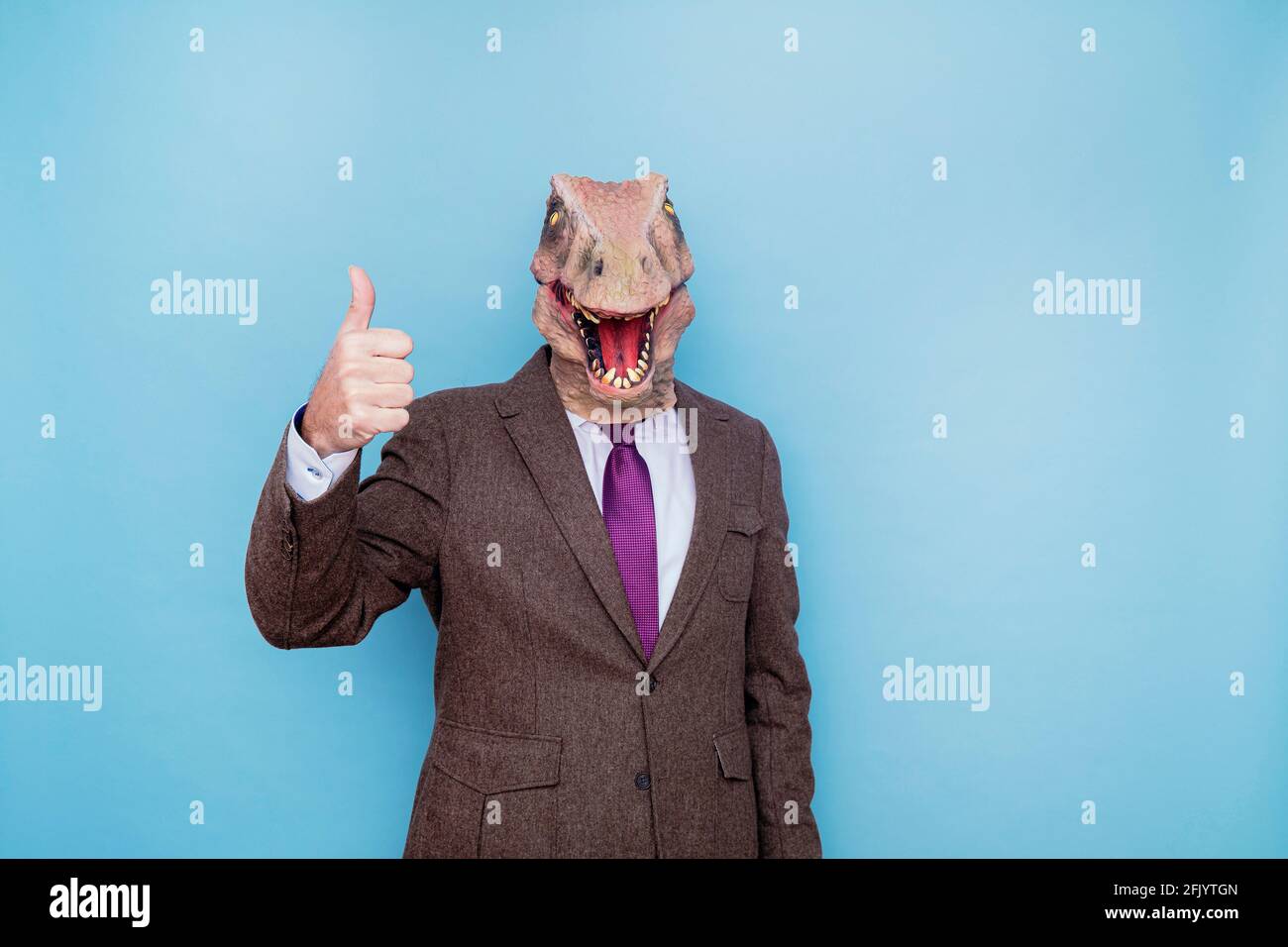 Homme avec la tête et le doigt de lézard euphorique vers le haut Banque D'Images