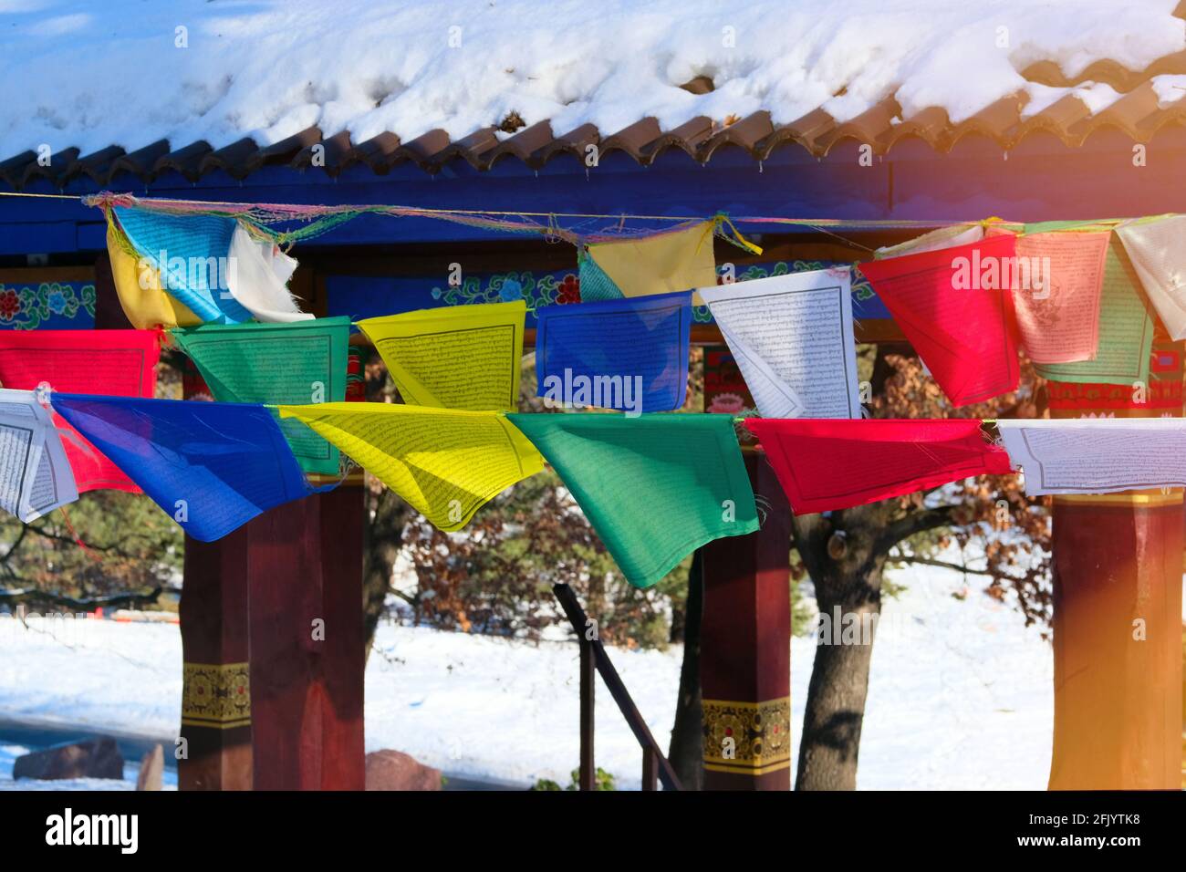 Les drapeaux de prière tibétains bouddhistes flottent dans le vent. Drapeaux de prière avec couleurs de coucher de soleil chaud. Banque D'Images Les drapeaux de prière tibétains bouddhistes flottent dans le vent. Drapeaux de prière avec couleurs de coucher de soleil chaud. Banque D'Images