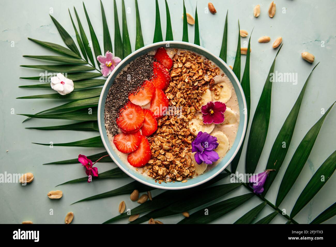 Yaourt à la granola avec graines de chia et fraises Banque D'Images
