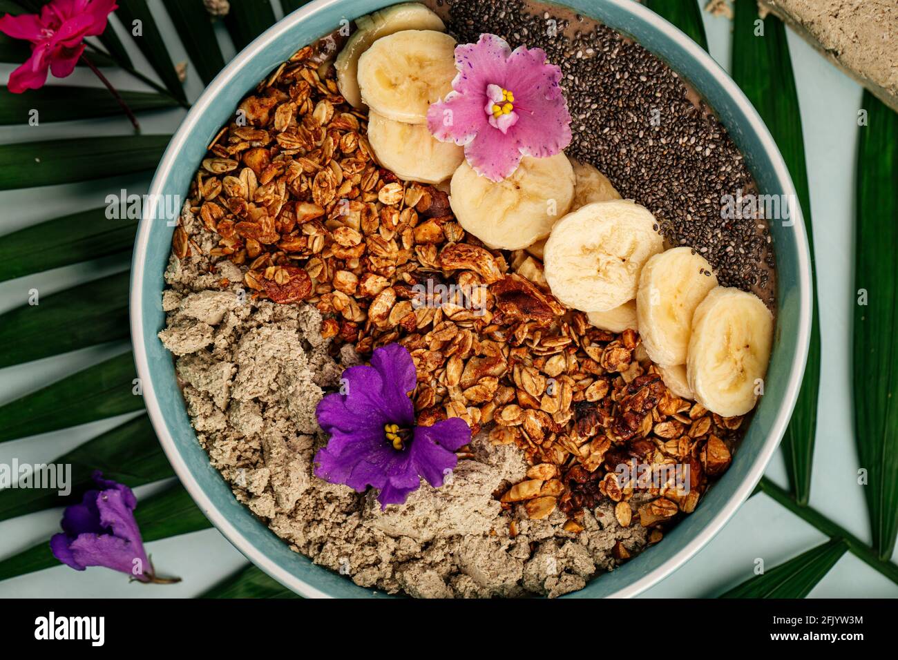 Bol à smoothie avec graines de bananes et granola de la halva Banque D'Images