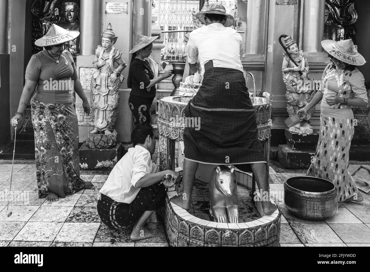 Les gens du coin lavant et nettoyant les statues et les Shrines à la Pagode Shwedagon, Yangon, Myanmar. Banque D'Images