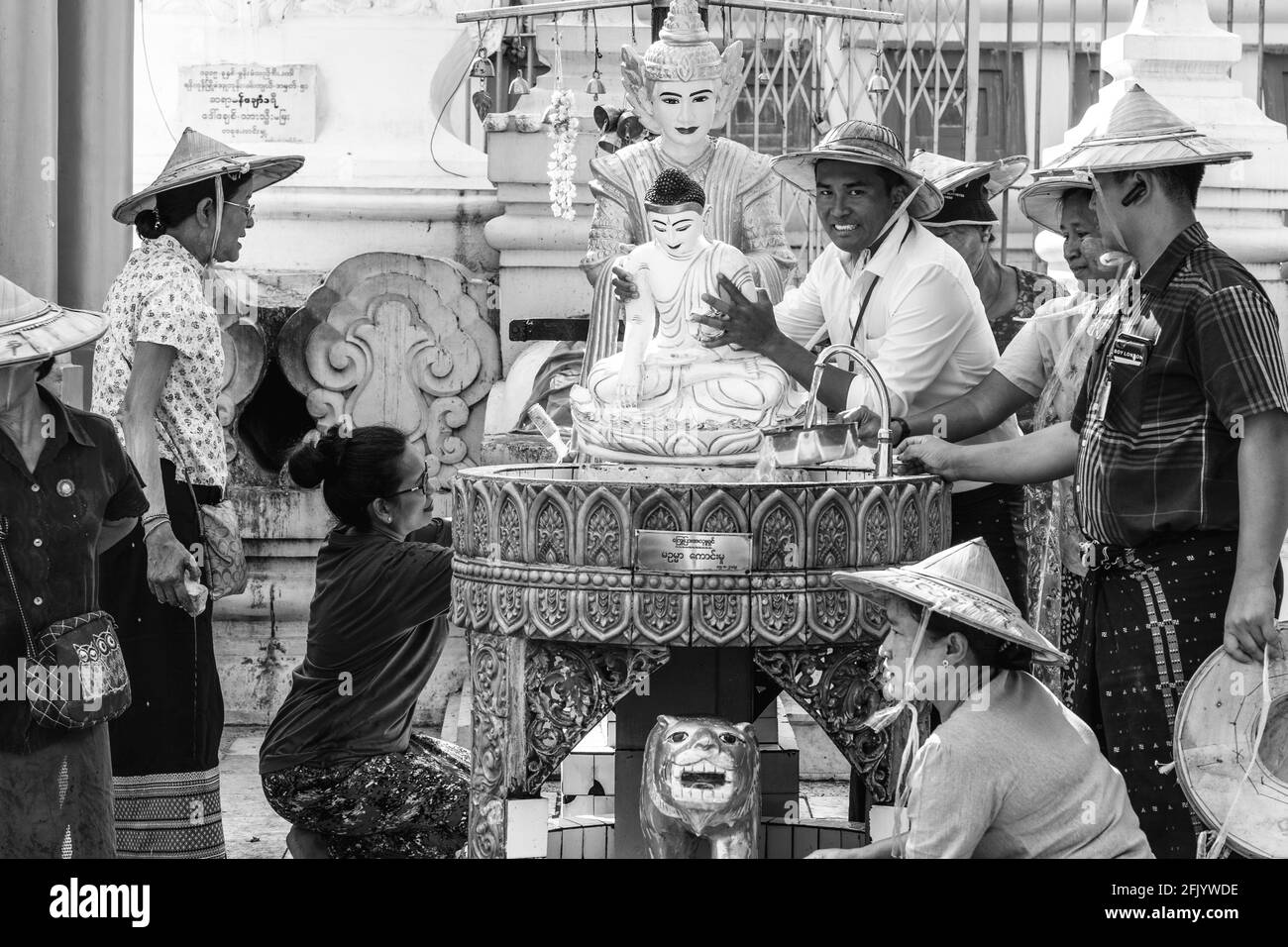 Les gens du coin lavant et nettoyant les statues et les Shrines à la Pagode Shwedagon, Yangon, Myanmar. Banque D'Images