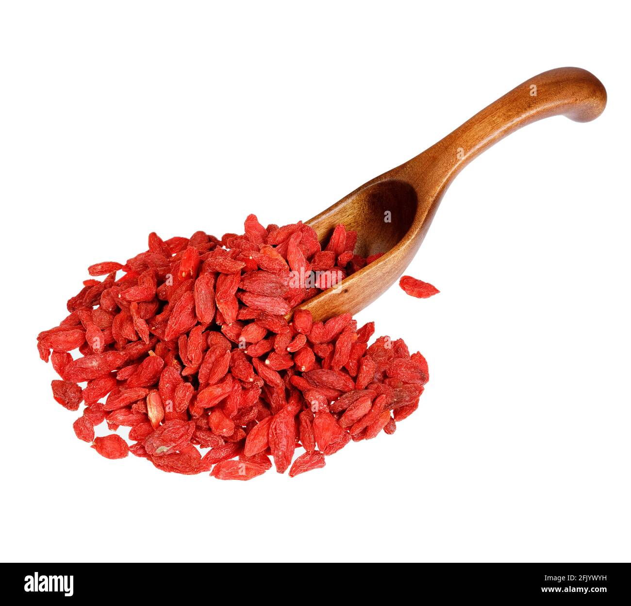 Baies de goji séchées dans la cuillère en bois, isolées sur fond blanc. Banque D'Images