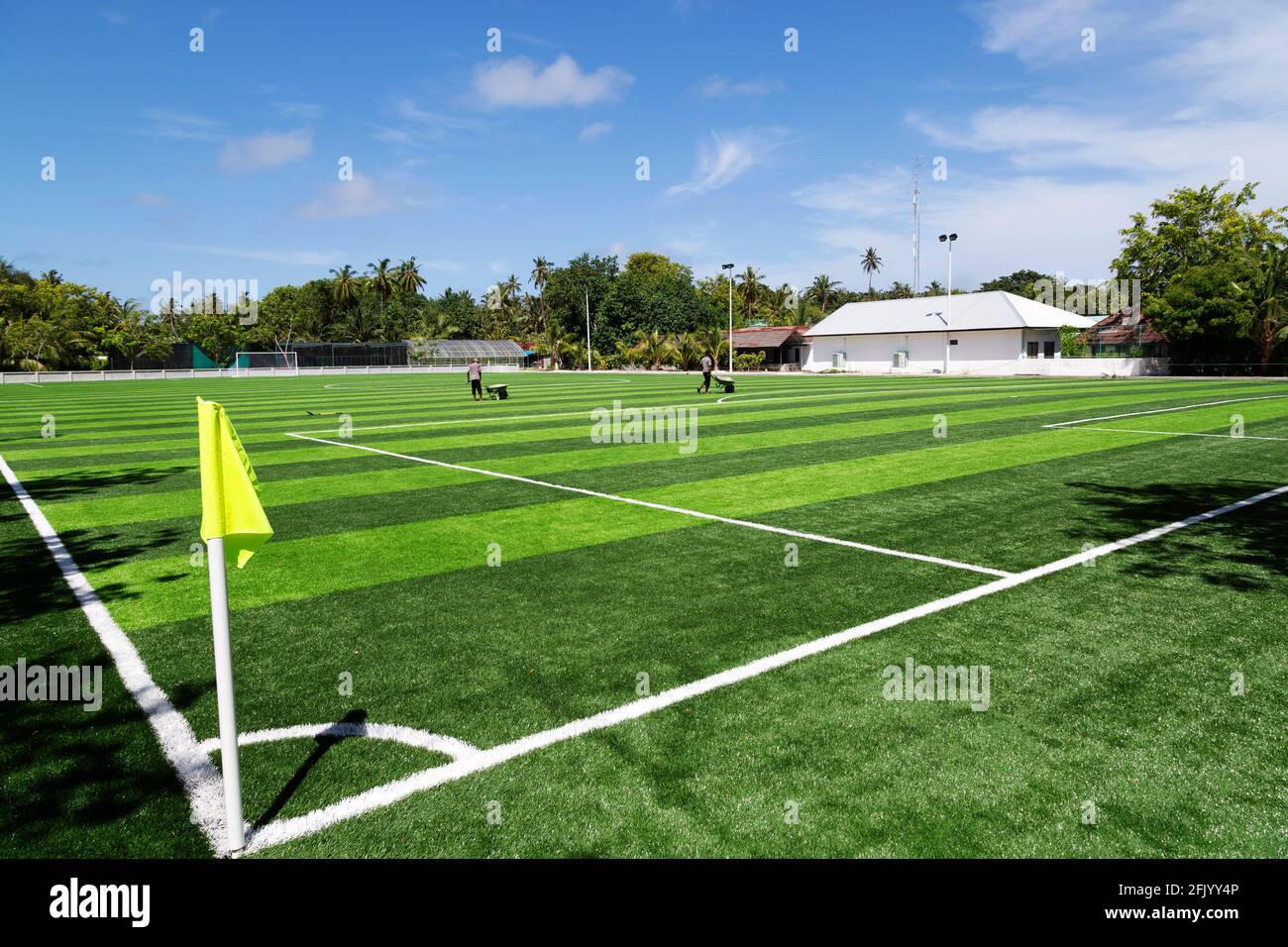 Un terrain de football est préparé sur l'île de Bandos, aux Maldives. Les Maldives est une destination tropicale de vacances populaire dans l'océan Indien. Banque D'Images