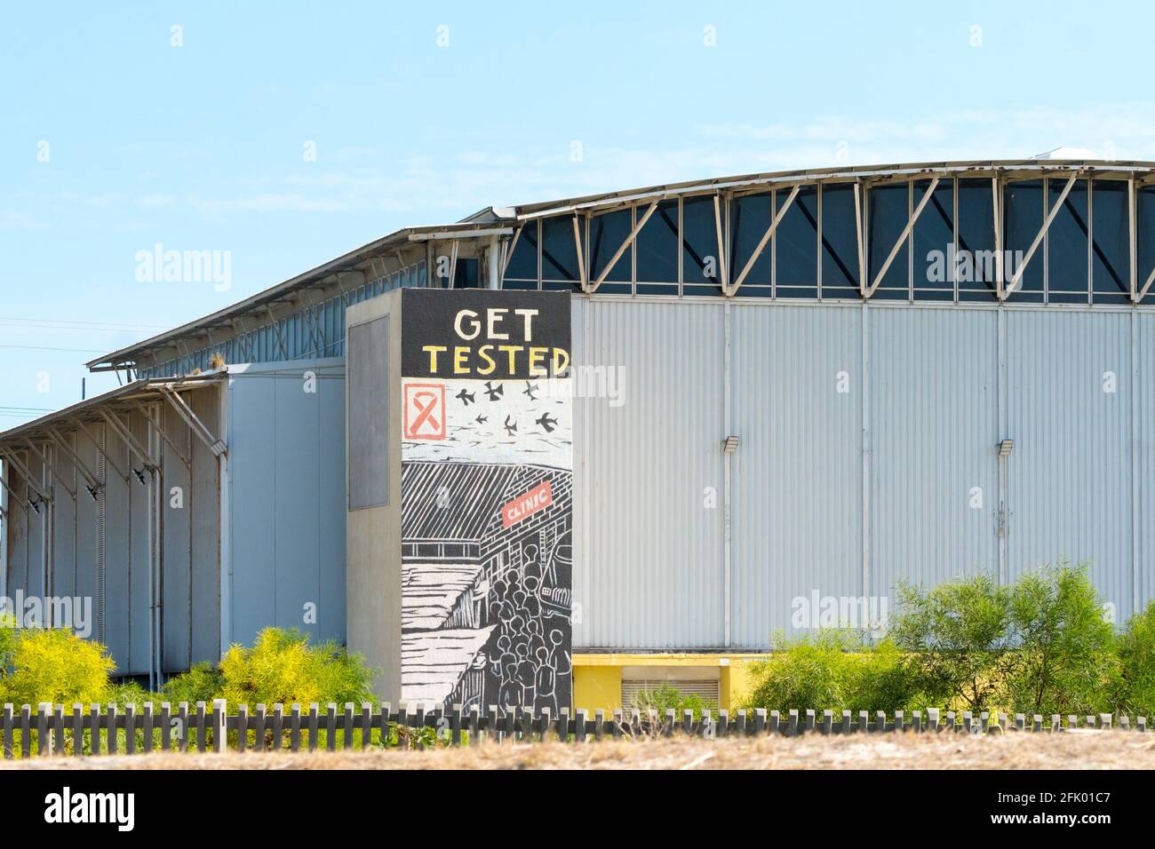 Fresque sur le VIH/SIDA dans un bâtiment en Afrique du Sud comme une campagne de sensibilisation du public pour obtenir testé concept santé et Médecine en Afrique Banque D'Images