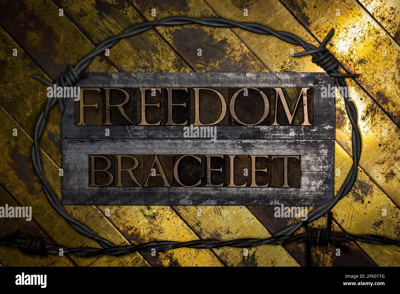 Bracelet Freedom en fil barbelé avec texte sur texture vintage grunge fond cuivre et or Banque D'Images