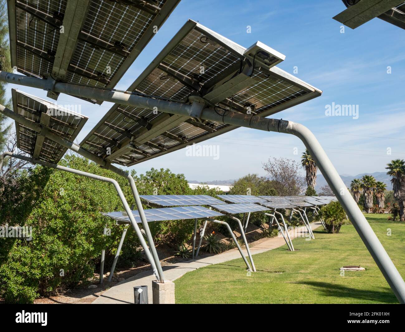 Cellules solaires photovoltaïques sur une structure métallique le long d'un chemin dans la campagne Banque D'Images